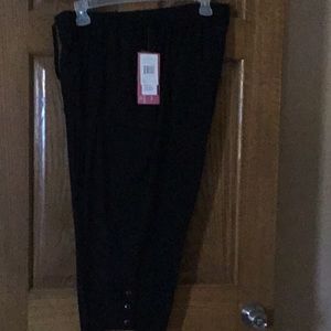 Cathy Daniels Pull On Capri Black. NWT